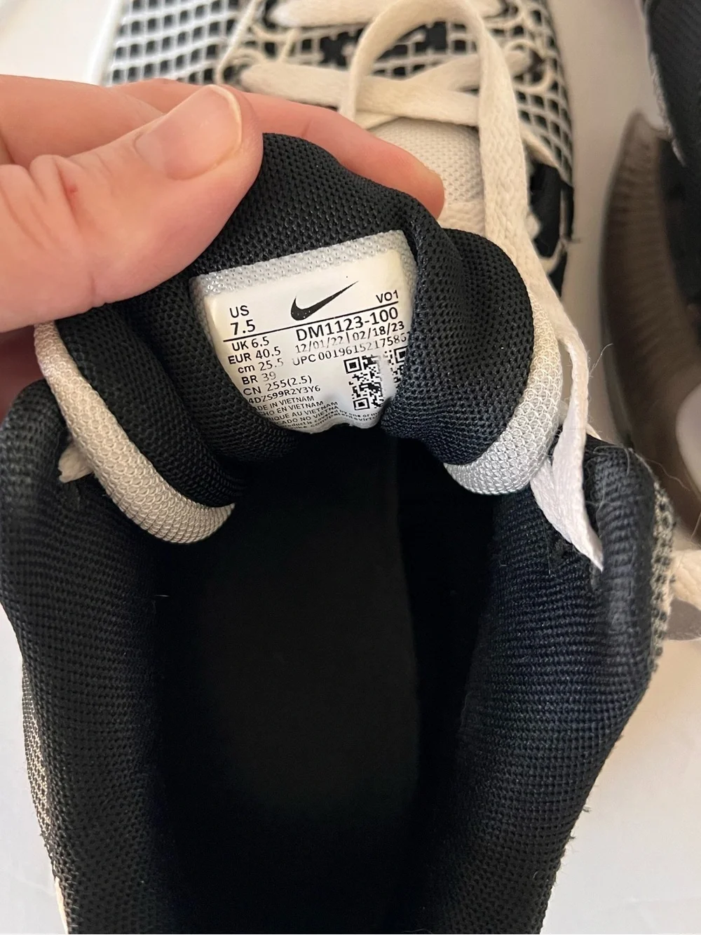 Nike Men’s Lebron Witness 7 Basketball Shoes Size - 7.5  White Silver Black